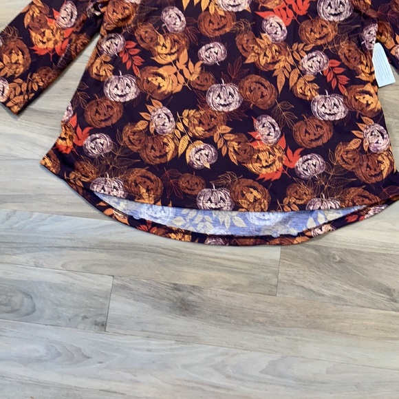 💜$10ifbundle3 one world fall themed print lightweight top size 1X or 3X - Picture 9 of 16